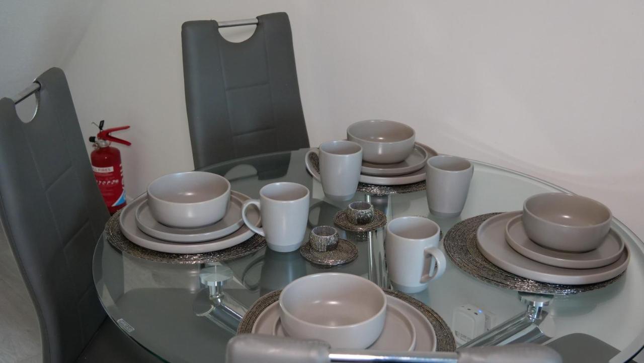 Milton Keynes Luxury Short Stay House With Wifi And Free Parking Wolverton  Zewnętrze zdjęcie