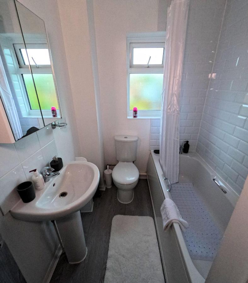 Milton Keynes Luxury Short Stay House With Wifi And Free Parking Wolverton  Zewnętrze zdjęcie